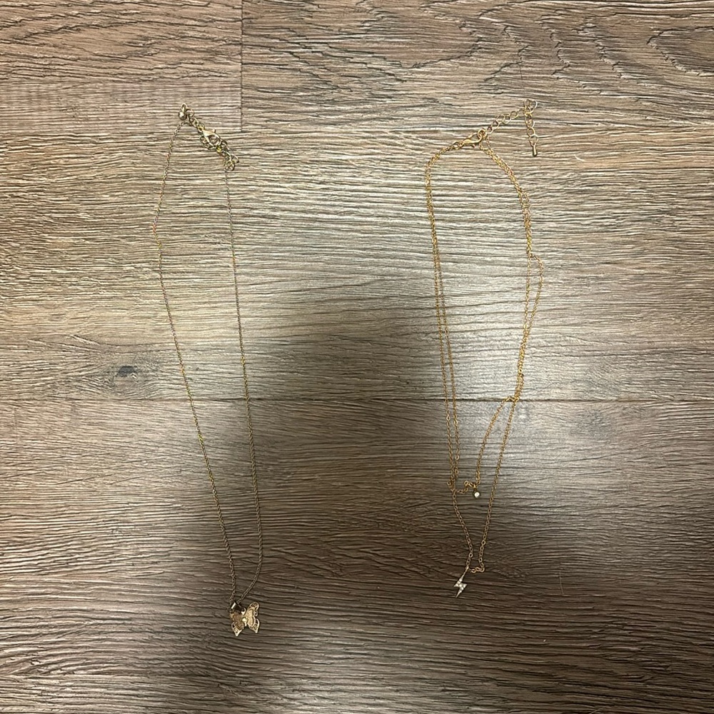 bundle of two forever 21 necklaces